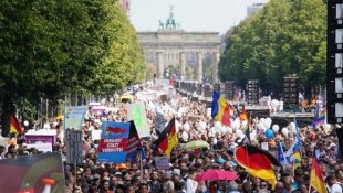 Anti-vacinas, conspiracionistas e neonazistas marcham em Berlim