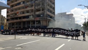 Moradores de ocupação fazem protesto contra despejo no centro do Recife