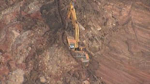 Obras da mineradora Itaminas soterram carro, caminhão e retroescavadeira