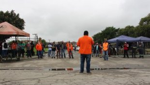 Petroleiros de Santos estão em greve por emprego e pela segurança de todos