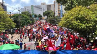 Recife é palco de nova manifestação contra Bolsonaro. Confira