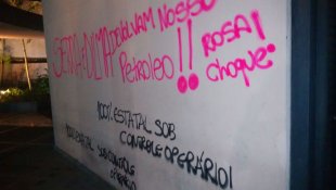 Escritório de José Serra amanhece pichado contra entrega do pré-sal