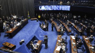Senadores do PT propõe dividir votações da cassação e da perda de direitos políticos