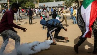 Primeiro-ministro do Sudão renuncia após novos protestos de massas 