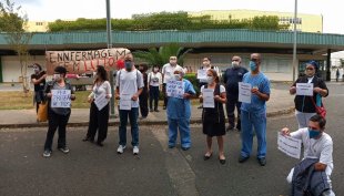 Trabalhadores do HU-USP realizam ato para denunciar a falta de EPIs, testes e por contratações