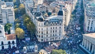 Na Argentina, massiva #MarchaFederalEducativa na Praça de Maio