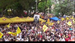 Milhares de professores e servidores se reúnem em assembleia unificada contra os ataques de Leite no RS