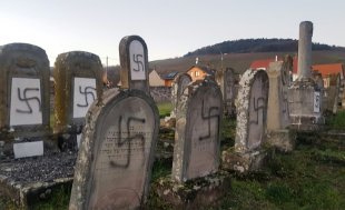 Grupo de extrema-direita vandaliza cemitério judeu na França com símbolos nazistas