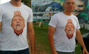 Apoiadores de Bolsonaro usam camiseta com Lula decapitado