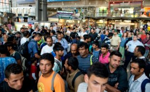 Cerca de 200 refugiados chegam de trem a Stuttgart e Frankfurt, na Alemanha
