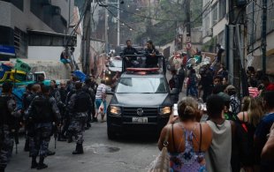 Pesquisa em favelas do Rio constata aumento de violência policial durante a pandemia