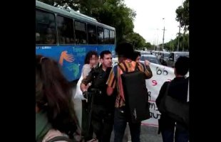 Absurdo: Polícia dentro da UFRJ impede manifestação contra corte de bolsas