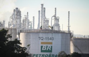 Terceirizado da Petrobras morre após jornada de 12h de trabalho insalubre