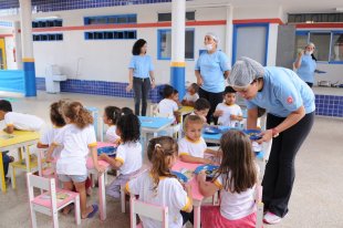 Bolsonaro reduz e impede acesso de crianças às creches, cortando investimentos na educação