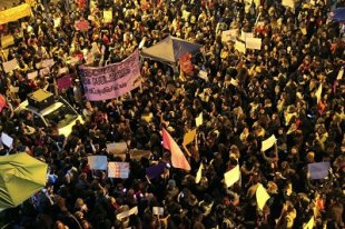 Em Porto Alegre, milhares nas ruas contra o machismo e a cultura do estupro