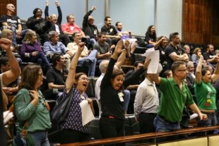 Força das greves dos servidores adia votação na ALERGS