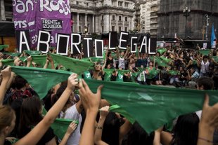 Basta de mulheres mortas por abortos clandestinos na Argentina, no Brasil e em todo o mundo!