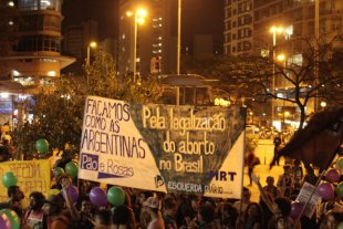 Ato em BH reúne centenas pela legalização do aborto na Argentina e no Brasil
