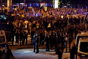 Manifestantes de Extrema direita ameaçam e agridem imigrantes em protestos na Alemanha