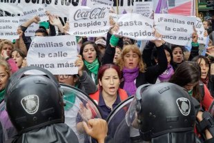8M na Argentina: trabalhadoras da Coca-Cola bloqueiam ruas contra as demissões