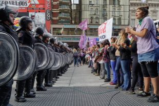 Depois de bloquear avenidas, trabalhadoras da Coca-Cola marcham para o Ministério do Trabalho