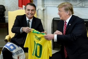 Contra "indústria da demarcação" e indígenas, Bolsonaro quer entregar a Amazônia para exploração dos EUA