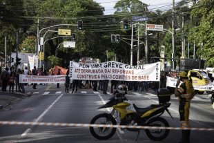 Ato na USP exige que reitoria se posicione contra cortes à educação e reforma de Bolsonaro