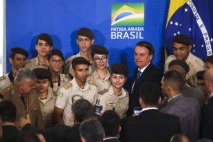 Bolsonaro irá militarizar mais de 200 escolas por R$1 mi cada enquanto corta da educação