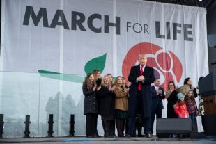 Trump defende "direitos concedidos por Deus" em marcha anti-aborto