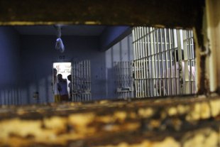 Jovem preso é violentado por policiais e morre em cela após 4 dias pedindo socorro