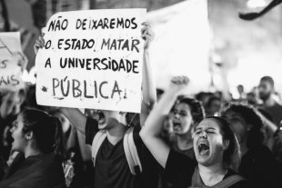 Neoliberalismo: Uma Ameaça Nefasta às Universidades Públicas como Espaços de Democracia 