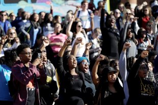 Estados Unidos: estudantes negros da Universidade de Missouri derrubam reitor racista