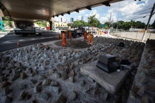 Prefeitura de SP instala pedras embaixo de viaduto para evitar pessoas em situação de rua