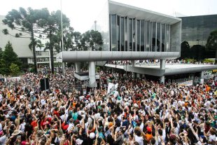 Servidores do Paraná ocupam Assembléia Legislativa e barram pacote de ajustes