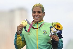 Ana Marcela com ouro, conquista melhor desempenho da história do Brasil na natação