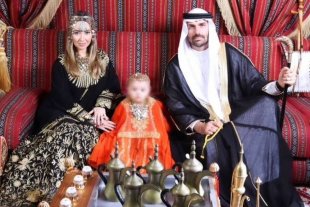 Enquanto país passa fome, Eduardo Bolsonaro tira foto de 'sheik' durante viagem em Dubai 