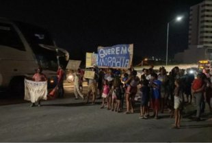 Cerca de 159 famílias expulsas de ocupação em Cuiabá protestam contra despejo da PM