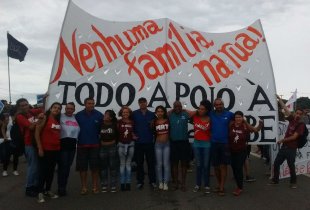 Estudantes e trabalhadores bloqueiam Rodovia Santos Dummont por nenhuma família na rua