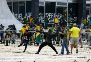 Pesquisas dizem que 75,8% dos brasileiros são contra atos golpistas e 55% responsabilizam Bolsonaro
