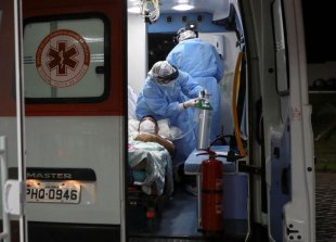 Em Manaus, pacientes passam horas dentro de ambulância à espera de vagas em hospitais