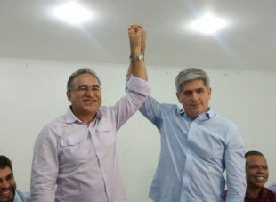 Edmilson, do PSOL, recebe apoio do candidato do PMDB no segundo turno em Belém