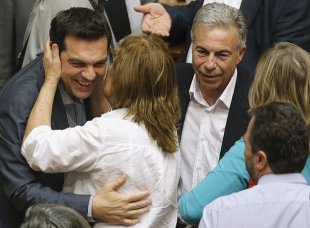 Governo grego introduz no parlamento segundo pacote de reformas