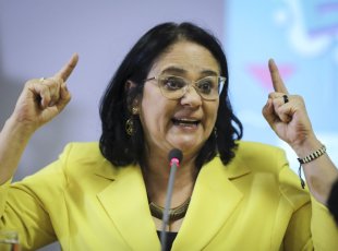 Reacionária Damares denuncia reportagem sobre aborto por "apologia ao crime"
