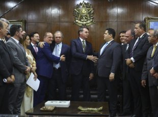 "Pacotão de ajustes": Bolsonaro e Guedes querem mais cortes de salário, saúde e educação
