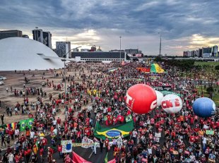 Em Brasília milhares ocupam a Esplanada pelo Fora Bolsonaro