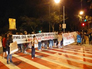 Estudantes da UFMG fazem ato contra a redução da maioridade penal