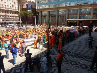 Garis de Porto Alegre protestam contra atraso salarial