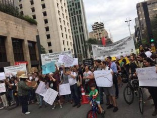 Marcha pela Ciência reúne cerca de mil pessoas na Avenida Paulista