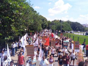 Manifestação em defesa do HU da USP entrega abaixo-assinado à reitoria