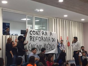 Cercar de solidariedade os estudantes processados da PUC-Campinas